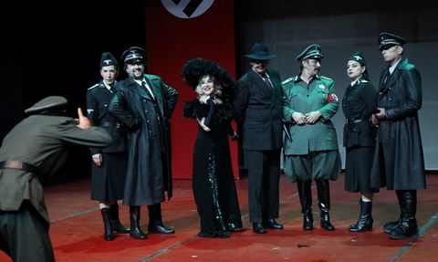 İBB Şehir Tiyatroları 'Yaşamak mı Yoksa Ölmek mi' Oyununu KKTC'de sergiledi