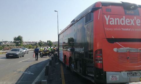 İstanbul'da Metrobüs Kazası: Kontrolden Çıktı ve Bariyerlere Çarptı