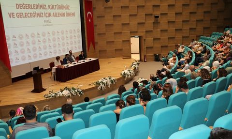 İzmir'de Ailenin Önemi Paneli Gerçekleştirildi