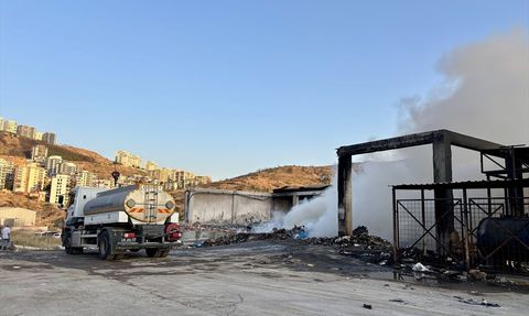 İzmir'de Geri Dönüşüm Tesisinde Yangın, 1 Şüpheli Gözaltında