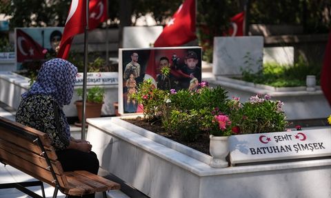 İzmir'de Şehit Yakınları Bayramı Anmak İçin Şehitliğe Ziyaret Gerçekleştirdi
