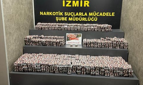 İzmir'de Uyuşturucu Operasyonu: 79 Bin 854 Sentetik Ecza Hapı Ele Geçirildi