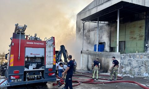 İzmir'deki Katı Atık Tesisinde Yangın Kontrol Altına Alındı
