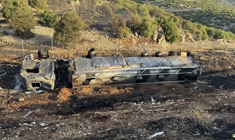 Kahramanmaraş'ta Yangın Paniği: Şarampole Devrilen Tırda Çıkan Alevler Söndürüldü