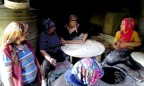 Kars'ta Kadınların Tandır Geleneği Sürüyor