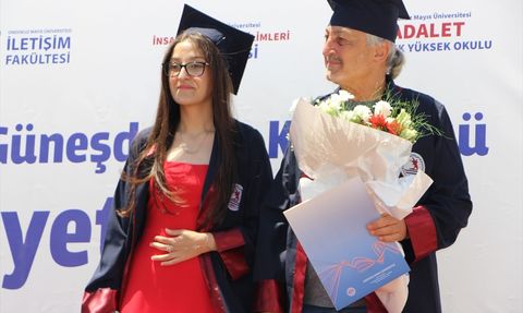 Kas Hastası Öğrenci Selin Soytürk, Babasıyla Birlikte İletişim Fakültesini Dereceyle Bitirdi