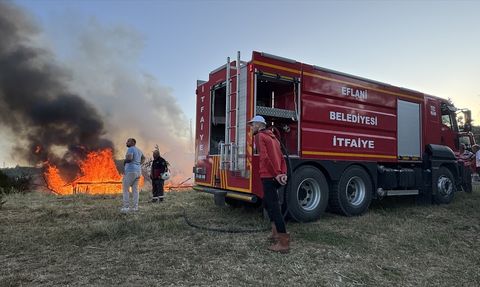 Kastamonu'da Yangın: 3 Samanlık ve Garaj Zarar Gördü