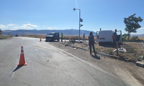 Kırıkkale'de Minibüs ve Hafif Ticari Araç Çarpıştı