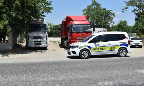 Kırklareli'de Park Halindeki Tırlara Ceza Kesildi