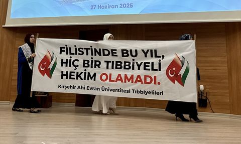 Kırşehir Tıp Öğrencileri Mezuniyet Töreninde Filistin'e Destek Gösterdi