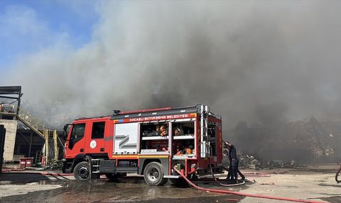 Kocaeli'de Hurda Atık Depolama Alanında Yangın Çıktı