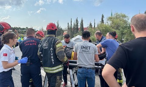 Kocaeli'de Otobüsle Çarpışan Otomobilde Üç Yaralı