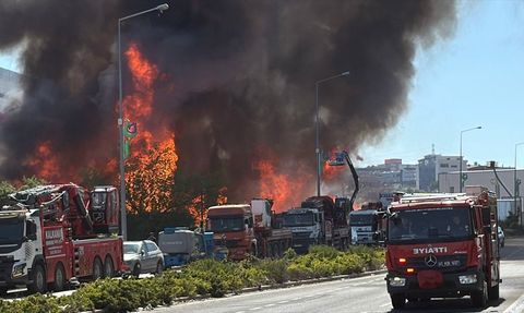 Kocaeli'de Palet Fabrikasında Yangın Çıktı