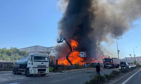Kocaeli'deki Palet Fabrikasında Yangın Kontrol Altına Alındı