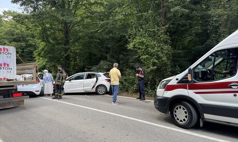 Kocaeli Kartepe'de Otomobil Kazası: 6 Yaralı