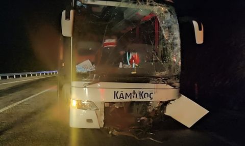 Konya'da Yolcu Otobüsü ile Otomobil Çarpıştı: 1 Ölü, 8 Yaralı