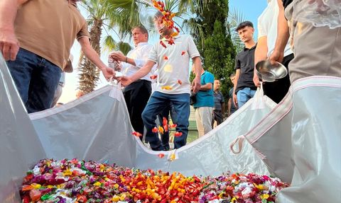 Kumluca'da Bayram Geleneği: Çocuklara Şeker Dağıtımı