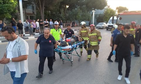 Manisa'da Ağaca Çarpan Otomobilin Sürücüsü Ağır Yaralandı