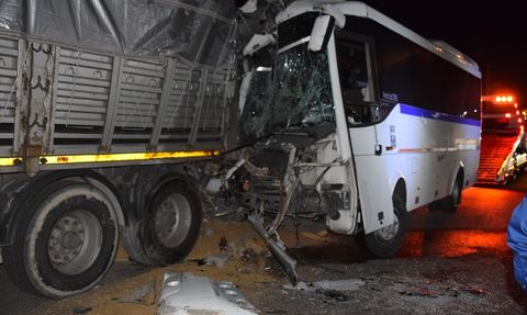 Manisa'da işçi servisi tıra çarptı: 20 yaralı