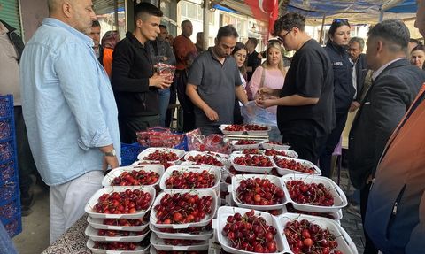 Manisa'da Kiraz Yeme Yarışması Heyecanı