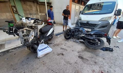 Manisa'da Otomobil ve Motosiklet Kazası: 4 Yaralı