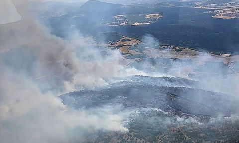 Manisa'nın Kula ilçesinde Orman Yangınına Müdahale Devam Ediyor