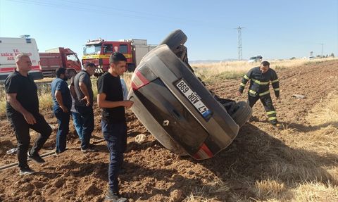 Mardin'de Tarlaya Devrilen Araçta Baba ve Kızı Yaralandı