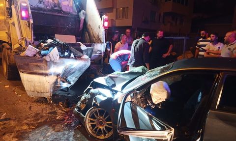 Mersin'de Çöp Kamyonuna Çarpan Otomobilde Bir Temizlik İşçisi Hayatını Kaybetti