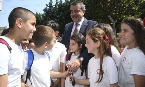Milli Eğitim Bakanı Tekin'den Okul Kıyafetlerinde Değişiklik Açıklaması