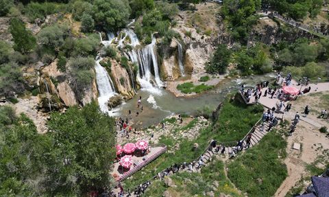 Muradiye Şelalesi'nde Kurban Bayramı Yoğunluğu