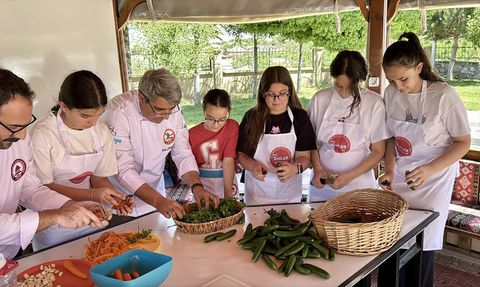 Ortaokul Öğrencileri Gastronomi Serasında Turşu Yapımını Öğreniyor