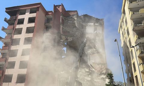 Rize'de Riskli Binaların Yıkım İşlemi Başladı