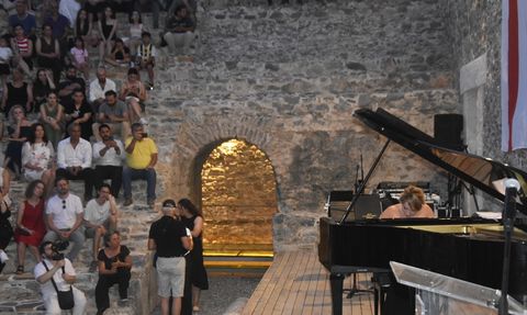 Rüya Taner Anemurium Antik Kenti'nde Büyüleyici Bir Konser Verdi