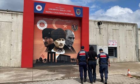 Sakarya'da Tabancayla Yaralanan Arkadaşın Zanlısı Taksinin Bagajında Yakalandı