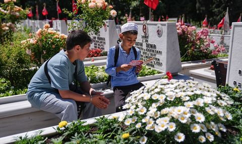 Şehit Aileleri Kurban Bayramı'nda Edirnekapı Mezarlığı'nda Bir Araya Geldi
