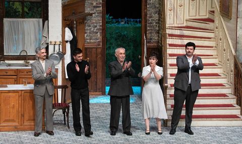 Şener Şen Tiyatroya Veda Etti: Zengin Mutfağı Son Gösterimini Gerçekleştirdi