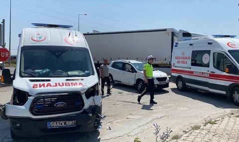 Sivas'ta Ambulans ve Otomobil Çarpıştı: 5 Yaralı
