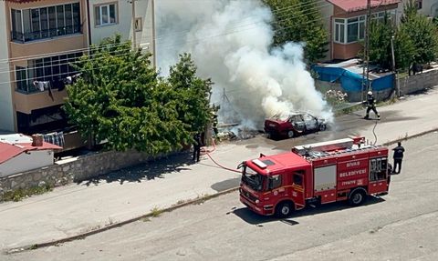 Sivas'ta Park Halindeki Araç Yandı