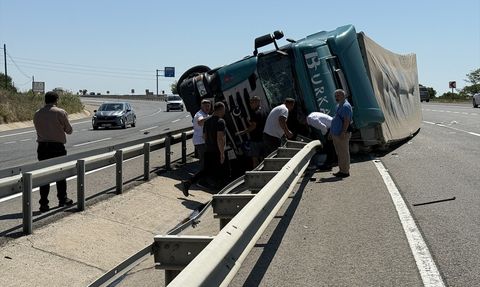 Tekirdağ'da Devrilen Tırın Sürücüsü Hastaneye Kaldırıldı
