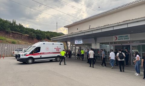 Tunceli'de Motosiklet Kazası: Polis Memuru ve Yaya Yaralandı