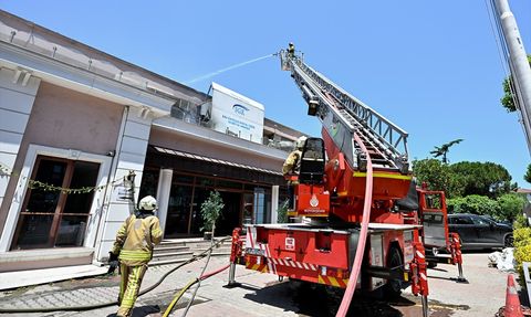 Üsküdar'daki Sosyal Tesis Yangını Kontrol Altına Alındı