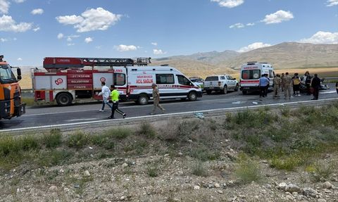 Van'da Mezuniyet Törenine Giden Araç Takla Attı: 1 Ölü, 4 Yaralı