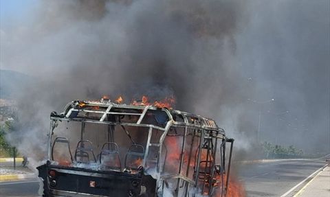 Yolcu Minibüsü Edremit'te Yandı