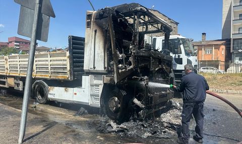 Yüksekova'da Tır Yangınıyla Mücadele