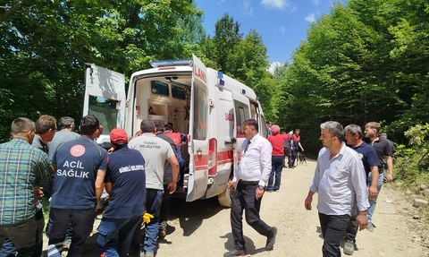 Zonguldak'ta Otomobil Şarampole Devrildi: 3 Yaralı