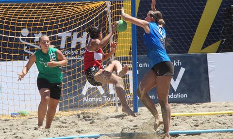 17 Yaş Altı EHF Avrupa Plaj Hentbol Şampiyonası Antalya'da Devam Ediyor
