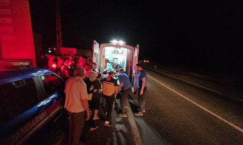 Adana'da Kamyonet ve Taksi Çarpıştı: 4 Yaralı