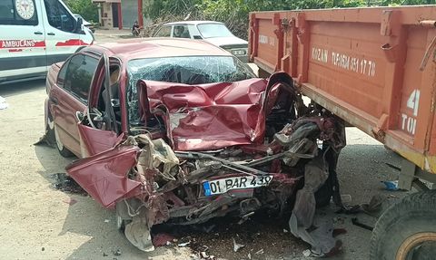 Adana'da Otomobil ve Traktör Çarpıştı, İki Kişi Yaralandı