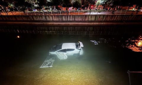 Adana'da Sulama Kanalına Devrilen Araçta Üç Yaralı