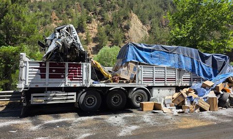 Adana'da Zincirleme Tır Kazası: 1 Ölü, 2 Yaralı